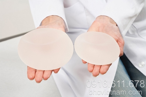 Cách độn mông bằng phương pháp nội soi sử dụng túi độn.