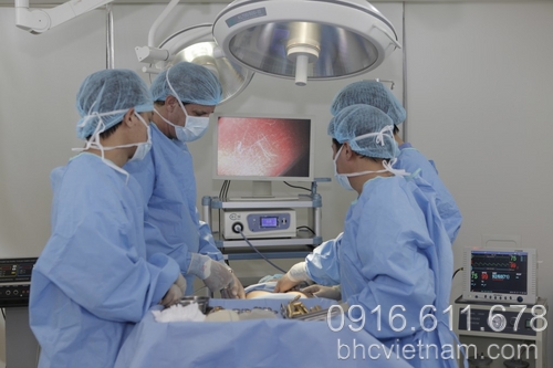 Cách độn mông bằng phương pháp nội soi sử dụng túi độn.