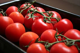 Cách chữa nếp nhăn vùng mắt siêu lợi hại từ cà chua và anh đào