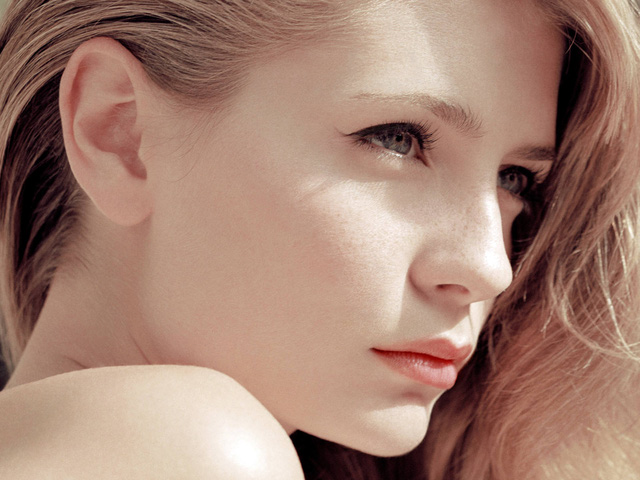 Xóa nếp nhăn quanh mắt bằng tinh dầu hoa hồng, tràm và ngọc lan tây