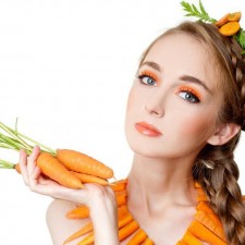Cách làm giảm nếp nhăn vùng mắt từ mặt nạ cà rốt